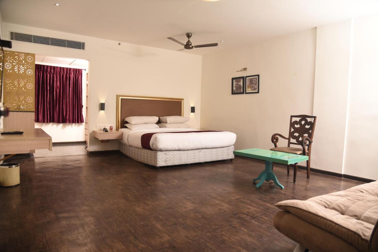 Hotel Sabareesh Park Maduráj Kültér fotó