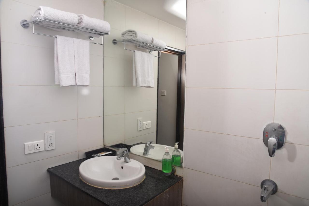 Hotel Sabareesh Park Maduráj Kültér fotó