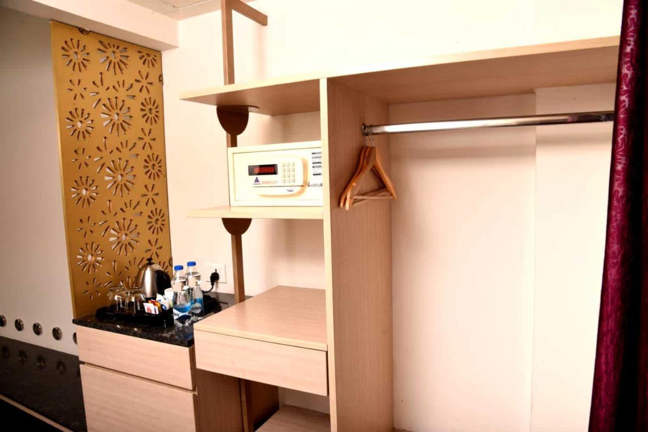 Hotel Sabareesh Park Maduráj Kültér fotó